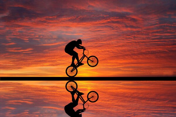 Reflejo del ciclista al atardecer