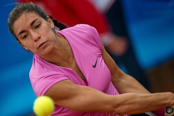 La tenista patea la pelota, González con la raqueta, el juego de tenis de las niñas