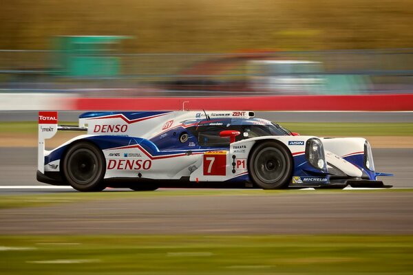 Formule 1 . voiture de sport sur la course