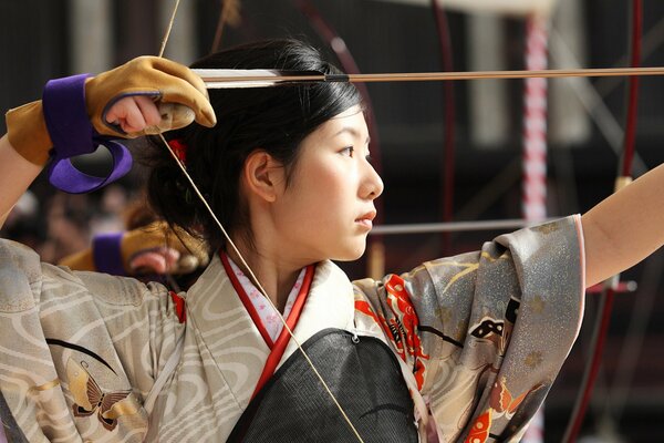 Fille japonaise vise à l arc