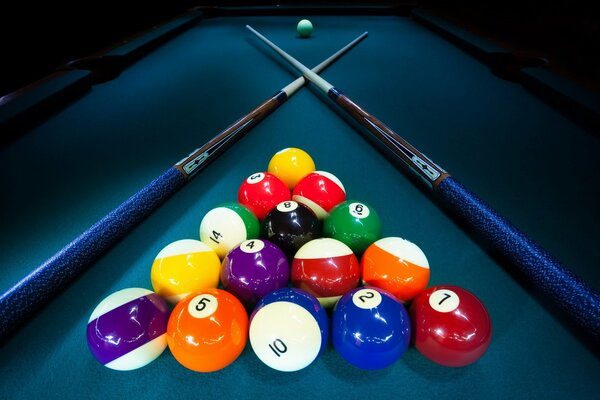 Boules multicolores sur la table de billard