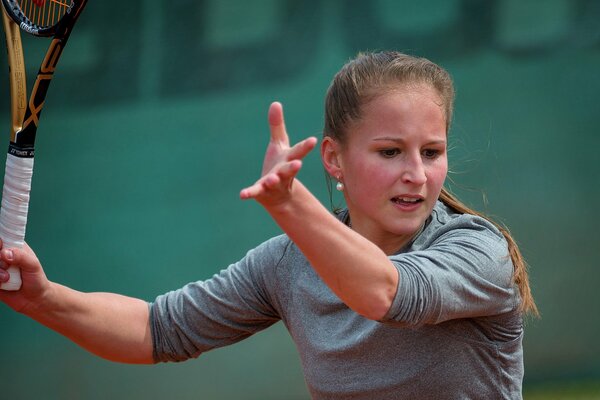 Steffi Kastner ist eine strahlende Tennisspielerin mit einem Schläger