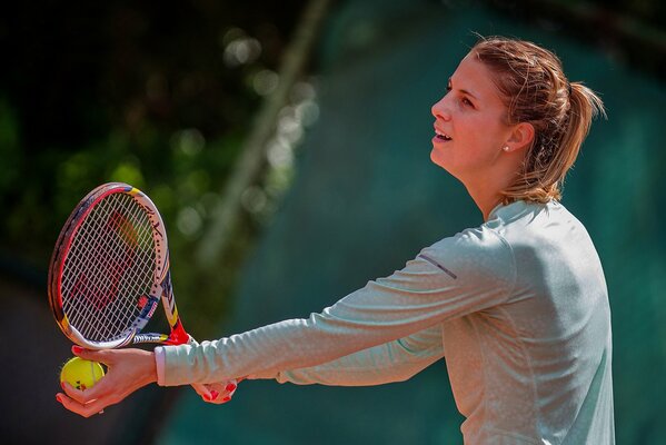 Raquette luxembourgeoise, balle dans la main d une joueuse de tennis