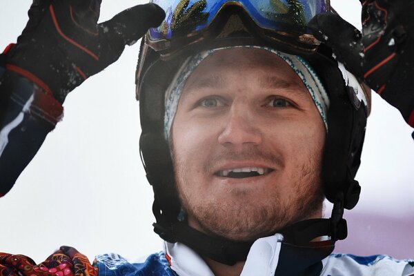 Snowboarder Nikolai olyunin sonríe en los juegos Olímpicos de Sochi 2014