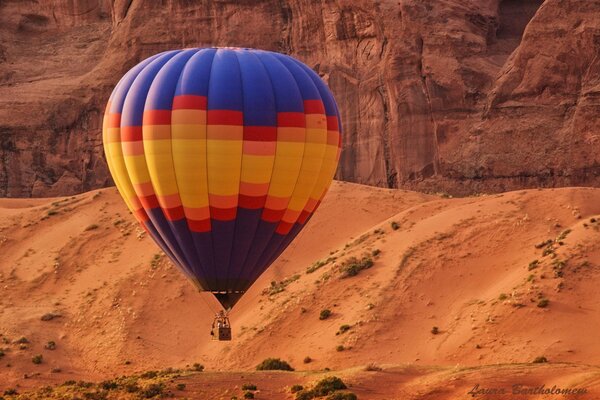 Ballon auf dem Hintergrund der einsamen Sandfelsen