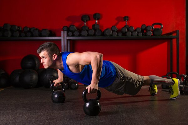 Ragazzo di allenamento fa esercizio push-up