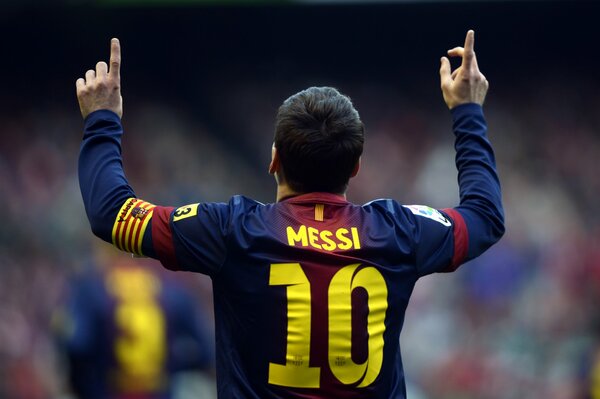 Messi stands with his back and points his fingers up