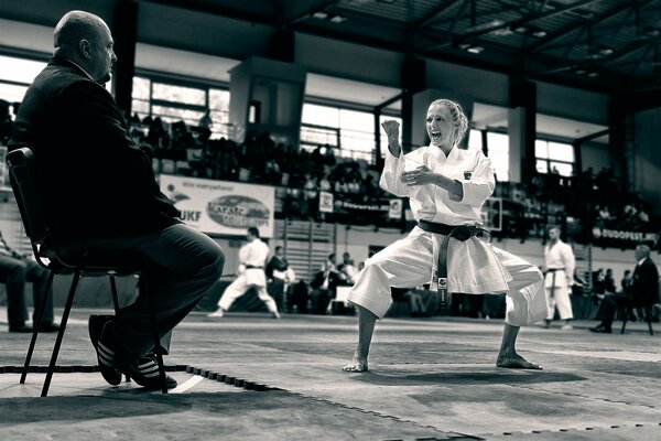 Atleta muestra técnicas en competencia