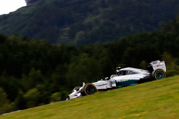 Carrera de un Mercedes blanco deportivo en la fórmula 1