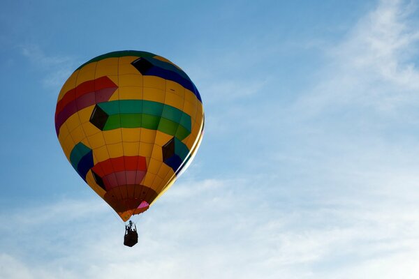 Ballon vole dans le ciel