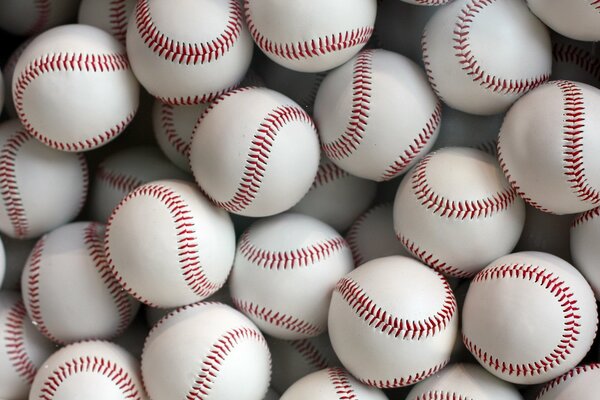 Zdjęcie dużej liczby piłek baseballowych