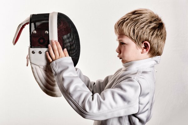 Costume d épéiste jeune garçon regardant le casque