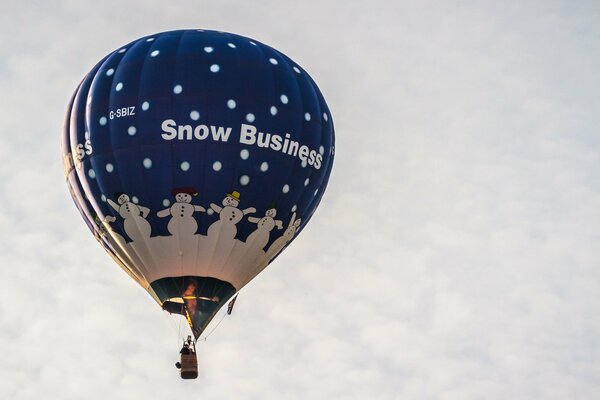 Ballon de sport dans le ciel