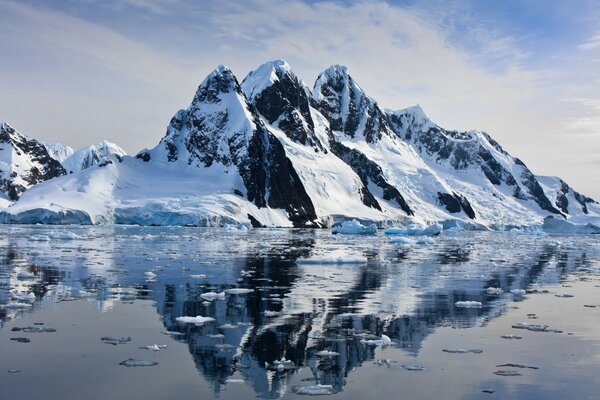 Montagnes enneigées sur l océan