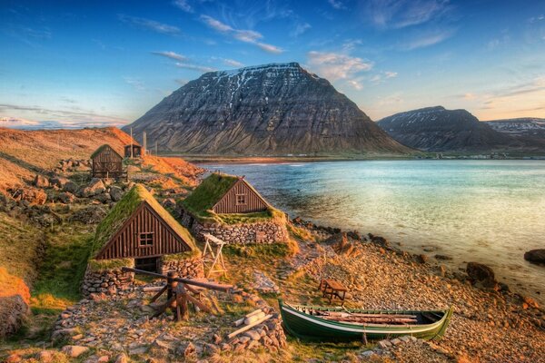 Nella città di Norimberga, in mezzo alle montagne, ci sono strutture a forma di casa, una barca aggiunge un eccessiva grazia al lago