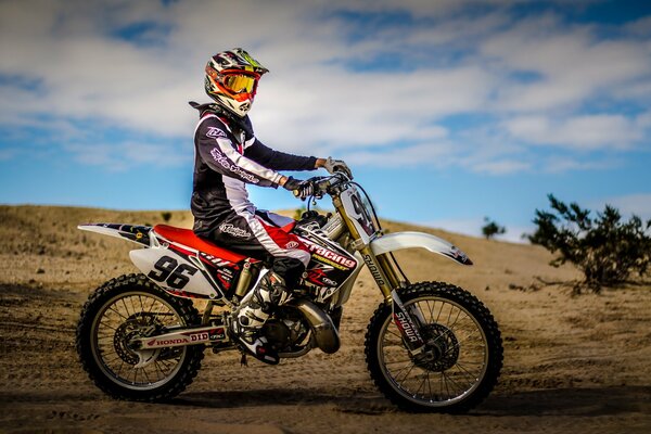 Carreras de motos deportivas al aire libre