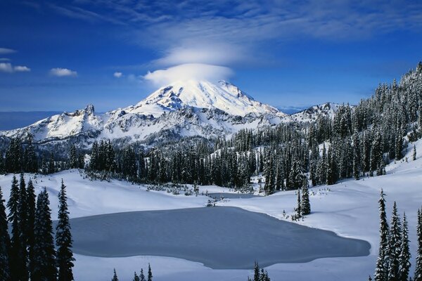 Montagne in inverno nevoso