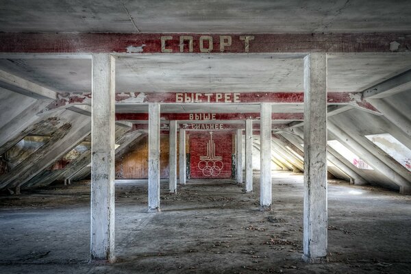 Sporthalle auf einem leeren Dachboden