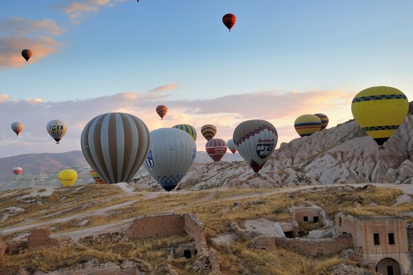 En algún lugar de las montañas hay un cielo azul cubierto de globos