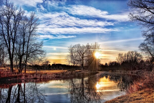 Herbst Sonnenuntergang am Fluss