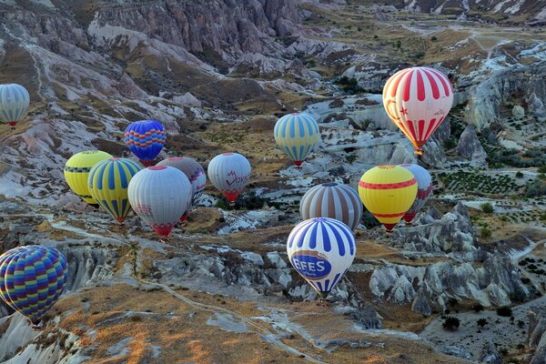 Ballons sur un paysage de montagne très haut