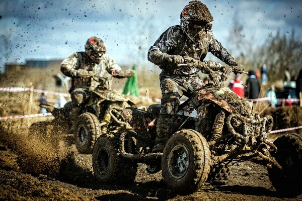 Carrera de atletas en quads de tierra