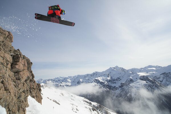 Freerider auf Skiern in den Bergen