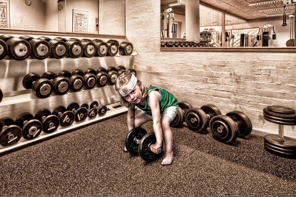 Petite fille dans la salle de gym