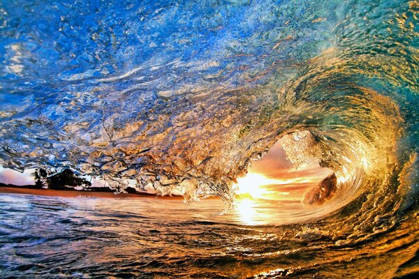 Wirbel aus dem Wasser in Regenbogenfarben