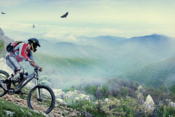 Uomo in casco su una bicicletta in montagna