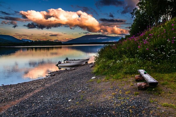 Paisaje de la naturaleza con el río y el barco