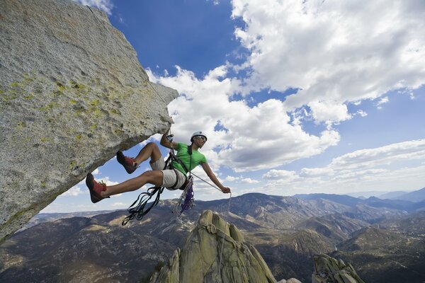 Grimpeur sur fond de paysage de montagne incroyable