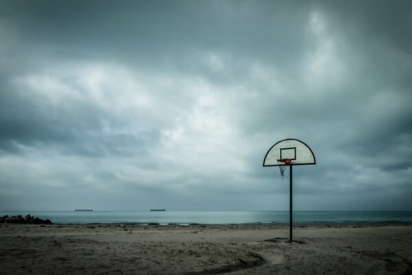 Basketballschild am Meer