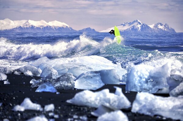 Ein Meer mit einem schönen Eisberg und Wellen