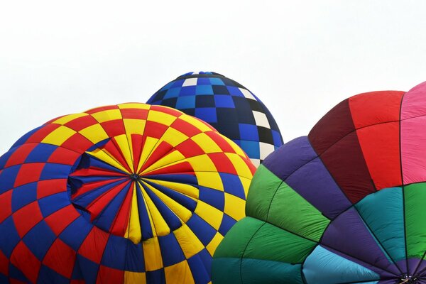 Luftspren, farbige Luftballons, Luftballons auf weißem Hintergrund