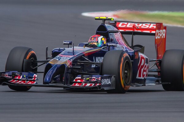 Kvyat en su coche de cerca en la F1