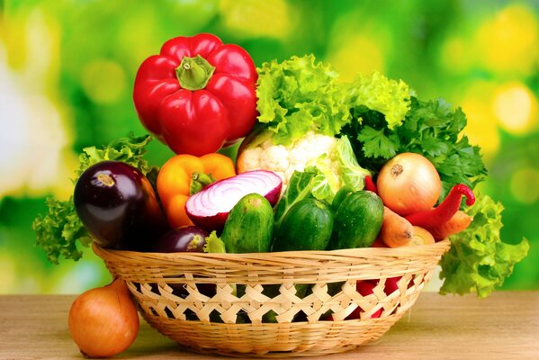 Légumes parfumés dans un panier