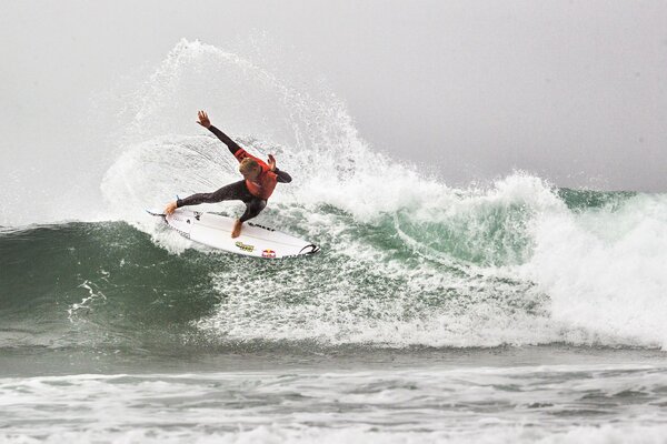 Conquistador de olas en una tabla de surf