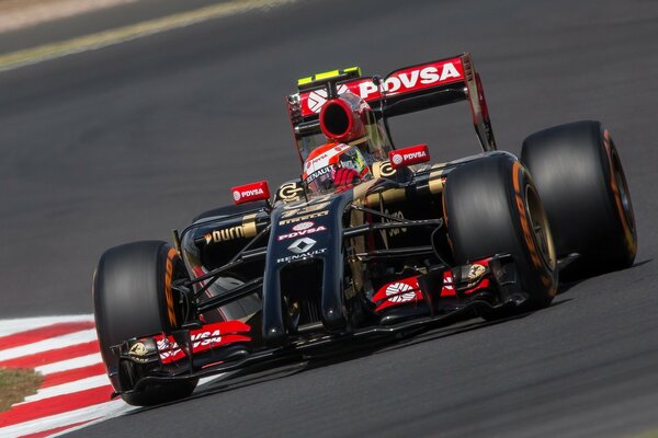 Lotus Renault Formula 1 races faster than the wind