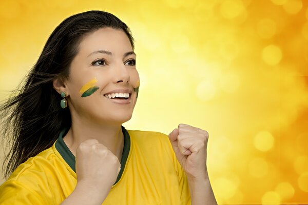 Brasilianische Cheerleader T-Shirt auf gelbem Hintergrund