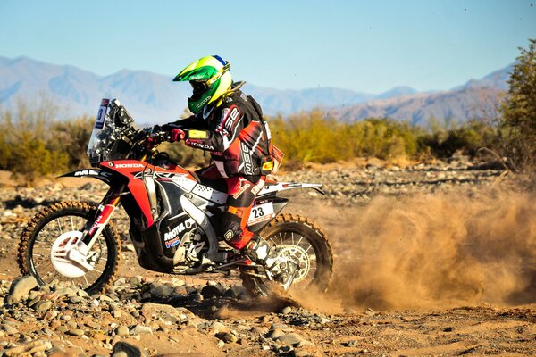 Motociclista en carreras de Rally 2014