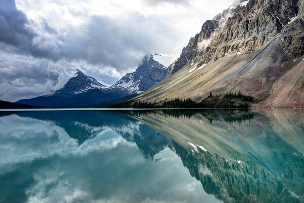 Beau paysage. lac de la montagne