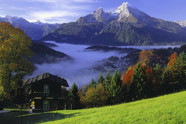 Nebelige Berglandschaft im Herbst