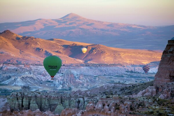 Vue de la région avec des ballons en Cappadoce