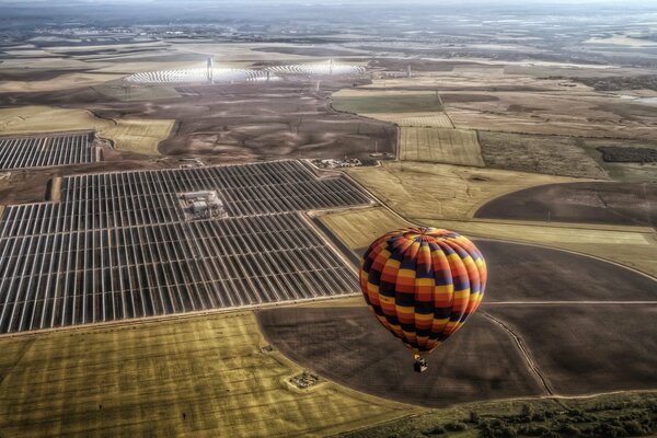 Ballon sur fond de paysage inhabituel