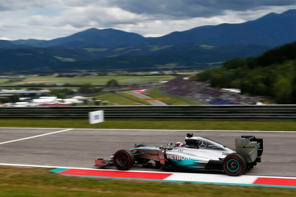 Gara, la Formula 1 corre lungo il percorso una splendida vista sulle montagne