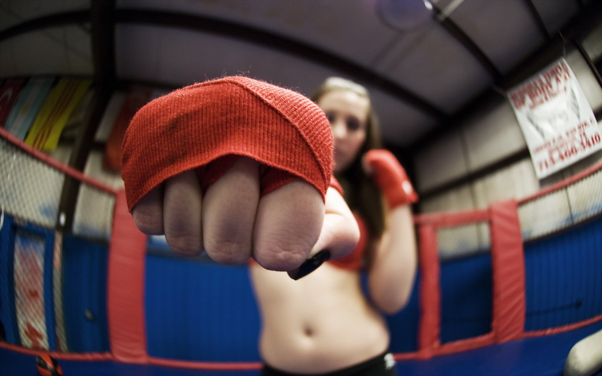 chica puño deporte entrenamiento