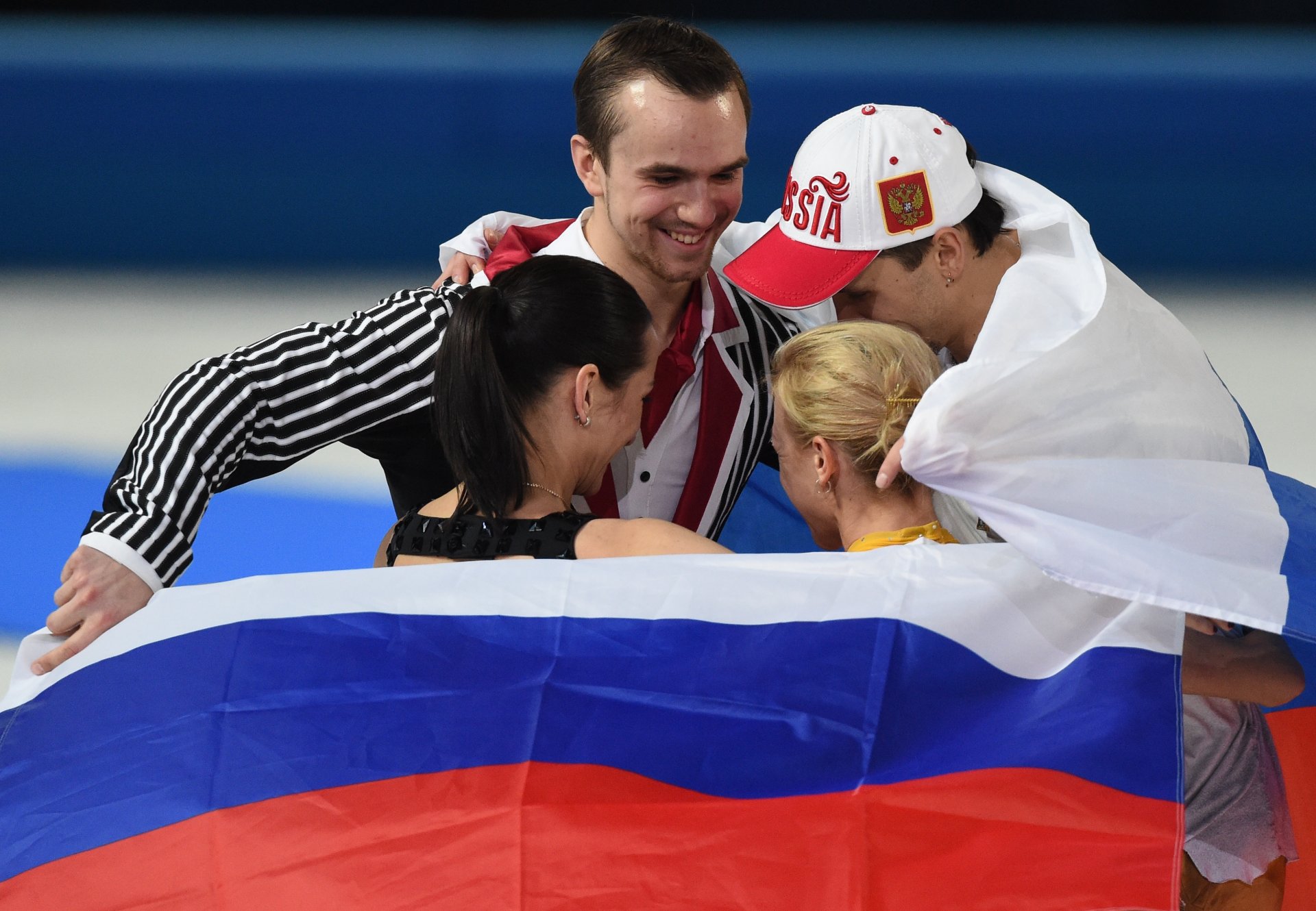 ksenia stolbova fiodor klimov tatiana volosozhar maksim trankov soczi 2014 soczi 2014 zimowe igrzyska olimpijskie xxii zimowe igrzyska olimpijskie soczi 2014 łyżwiarstwo figurowe rosja łyżwiarze figurowi mistrzowie olimpijscy flaga bosco czapka z daszkiem zwycięstwo szczęście