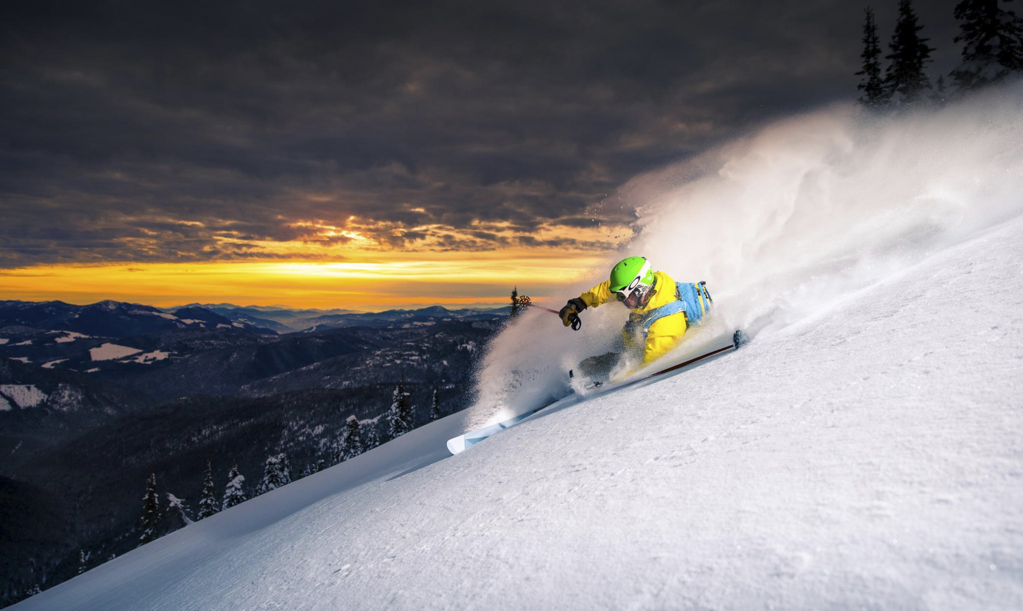 sciatore discesa neve montagna