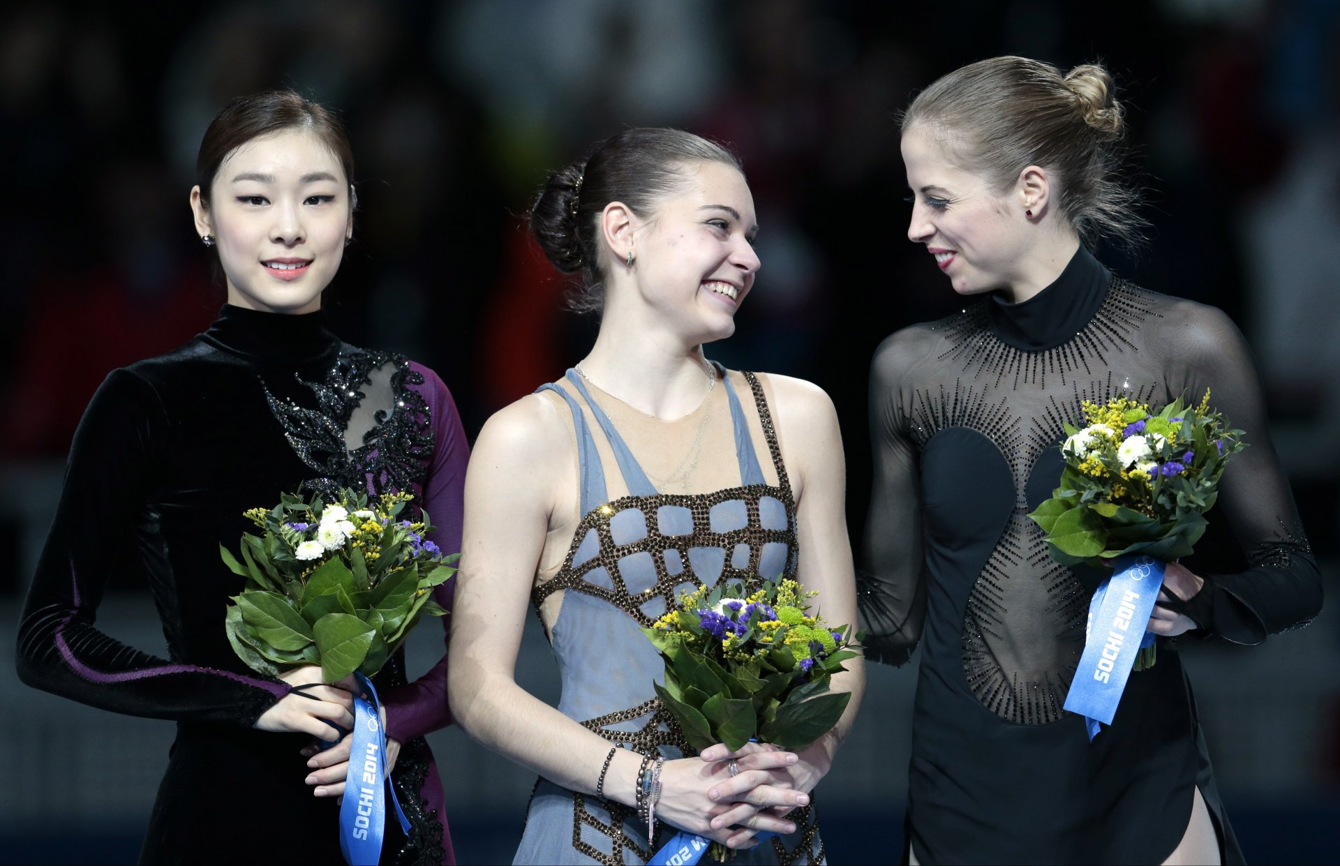 yong-a kim adelina sotnikova karolina costner patinadoras patinaje artístico pedestal sonrisa sochi 2014 sochi-2014 juegos olímpicos de invierno xxii juegos olímpicos de invierno sochi-2014 corea rusia italia flores victoria